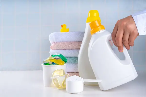 Koncepcja Prania Prania Czyszczenia Stos Czystych Ręczników Różnymi Detergentami Żele — Zdjęcie stockowe