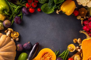 Sonbahar sebze hazırlama akşam yemeği geçmişi. Organik taze sebzeler, balkabağı, mısır, meyve, mantar, salata yaprakları, yeşillik, fotokopi alanı ile pişirmek için gerekli malzemeler..