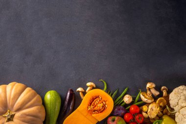 Sonbahar sebze hazırlama akşam yemeği geçmişi. Organik taze sebzeler, balkabağı, mısır, meyve, mantar, salata yaprakları, yeşillik, fotokopi alanı ile pişirmek için gerekli malzemeler..