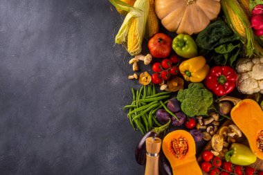 Sonbahar sebze hazırlama akşam yemeği geçmişi. Organik taze sebzeler, balkabağı, mısır, meyve, mantar, salata yaprakları, yeşillik, fotokopi alanı ile pişirmek için gerekli malzemeler..