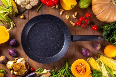 Sonbahar sebze hazırlama akşam yemeği geçmişi. Organik taze sebzeler, balkabağı, mısır, meyve, mantar, salata yaprakları, yeşillik, fotokopi alanı ile pişirmek için gerekli malzemeler..