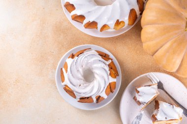 Ev yapımı balkabaklı kek. Şeker ya da beyaz çikolata jöleli, bej arkaplan fotokopi alanı ile kaplı balkabağı yuvarlak kekler.