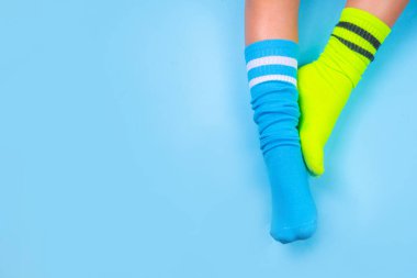 Çorap Günü, Çorap Günü. Zorbalık Karşıtı Hafta, Down Sendromu Bilinci. Yüksek renkli arkaplan fotokopisinde farklı uyumlu çoraplar giyen çocuk bacakları