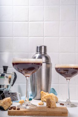 Parmesan peynirli Espresso Martini Kokteyli, krem şantili martini bardağı ve rendelenmiş parmesan