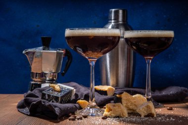 Parmesan peynirli Espresso Martini Kokteyli, krem şantili martini bardağı ve rendelenmiş parmesan