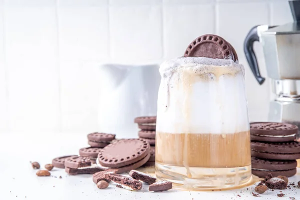 饼干和奶油咖啡拿铁 冷果冻加奶油和巧克力饼干碎 — 图库照片