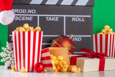 Noel filmi gecesi kısmı, ev sineması için aile ve arkadaşlarını topla. Yeni yıla davetiyeler, Noel filminin galası, Noel ağacı süslemesi, bir kova patlamış mısır, Noel Baba şapkası.