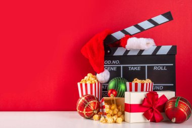 Noel filmi gecesi kısmı, ev sineması için aile ve arkadaşlarını topla. Yeni yıla davetiyeler, Noel filminin galası, Noel ağacı süslemesi, bir kova patlamış mısır, Noel Baba şapkası.