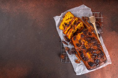 Ev yapımı ceviz ve çikolatalı kabak ekmeği. Dilimlenmiş tatlı balkabağı ekmeği, fındık ve çikolata damlalarıyla, içeriği de en üstte.
