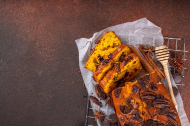 Ev yapımı ceviz ve çikolatalı kabak ekmeği. Dilimlenmiş tatlı balkabağı ekmeği, fındık ve çikolata damlalarıyla, içeriği de en üstte.