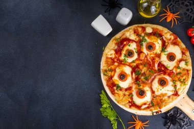 Peynirli, domatesli ve zeytinli tuhaf Cadılar Bayramı pizzası. Cadılar Bayramı partisi yemeği fikri, Margarita Pizza 'nın yaratıcı tarifi üst görünüm fotokopi alanı.