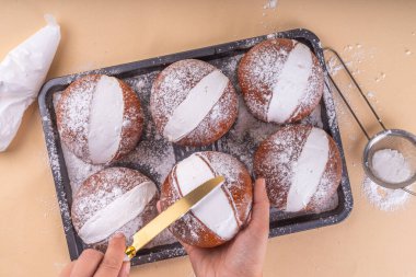 Ev yapımı İtalyan usulü tatlı Maritozzi çörekler, kahvaltı tatlı brioche kremayla doldurulmuş, çeşitli soslu, fındıklı, meyveli 