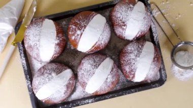 Ev yapımı İtalyan usulü tatlı Maritozzi çörekler, kahvaltı tatlı brioche kremayla doldurulmuş, çeşitli soslu, fındıklı, meyveli 