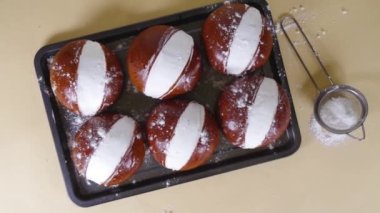 Ev yapımı İtalyan usulü tatlı Maritozzi çörekler, kahvaltı tatlı brioche kremayla doldurulmuş, çeşitli soslu, fındıklı, meyveli 