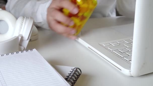 Gummy Vitamine Und Nahrungsergänzungsmittel Für Erwachsene Frau Isst Süße Gelee — Stockvideo