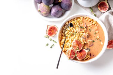 Sağlıklı kahvaltı kasesi granola, incirli meyve suyu ya da yoğurt ve taze incirli beyaz mutfak masası fotokopi alanı. Sonbahar ısınma atıştırmalığı tarifi, kopyalama alanı