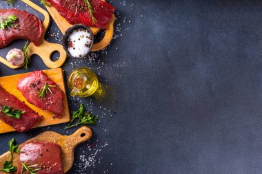 Yemek pişirme geçmişi. Çeşitli ham taze et, sığır eti, baharatlı kırmızı et, biberiye, tuz, biber, sarımsak, zeytinyağı, üst görünüm kopyalama alanı.