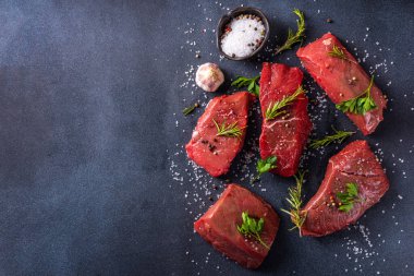 Yemek pişirme geçmişi. Çeşitli ham taze et, sığır eti, baharatlı kırmızı et, biberiye, tuz, biber, sarımsak, zeytinyağı, üst görünüm kopyalama alanı.