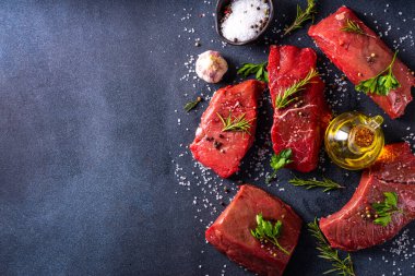 Yemek pişirme geçmişi. Çeşitli ham taze et, sığır eti, baharatlı kırmızı et, biberiye, tuz, biber, sarımsak, zeytinyağı, üst görünüm kopyalama alanı.