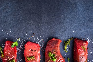 Yemek pişirme geçmişi. Çeşitli ham taze et, sığır eti, baharatlı kırmızı et, biberiye, tuz, biber, sarımsak, zeytinyağı, üst görünüm kopyalama alanı.