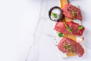 Yemek pişirme geçmişi. Çeşitli ham taze et, sığır eti, baharatlı kırmızı et, biberiye, tuz, biber, sarımsak, zeytinyağı, üst görünüm kopyalama alanı.