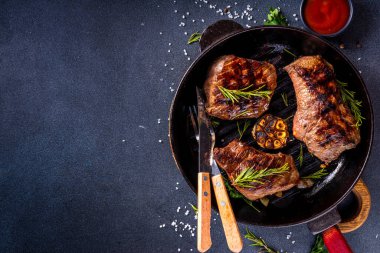 Bitki ve baharatlı ızgara biftek. Biberiye, sarımsak, zeytinyağı ve ketçap soslu kızarmış et.