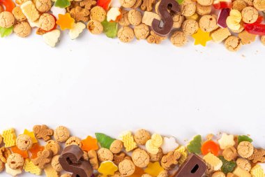 Sinterklaas, Aziz Niklas Günü geçmişi. Havuçlu ve şekerli kırmızı ayakkabılı küçük çocuk, trooigoed, pepernoten, şeker. Hollanda Noel tebrik kartı 