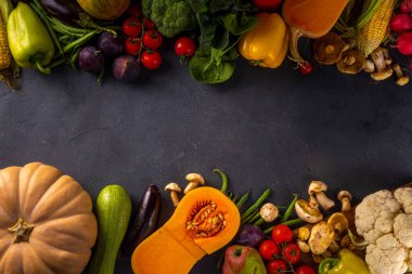 Sonbahar sebze hazırlama akşam yemeği geçmişi. Organik taze sebzeler, balkabağı, mısır, meyve, mantar, salata yaprakları, yeşillik, fotokopi alanı ile pişirmek için gerekli malzemeler..