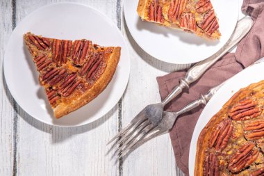 Geleneksel sonbahar cevizli turta, Amerikan Şükran Günü pastası cevizli, akçaağaç şurubu, ahşap rahat arka planda.