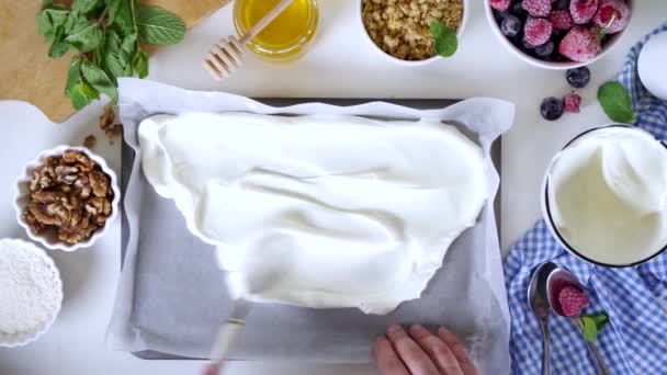 그리스 요구르트 신선한 그라노라 초콜릿 베이킹 트레이 데코와 요구르트 배경을 — 비디오