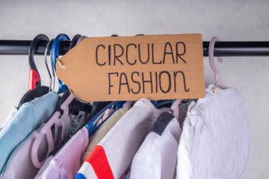 Kıyafet kiralama hizmetleri, çeşitli kadın, erkek ve çocuk kıyafetleri. Dairesel moda, sıfır sürdürülebilir yaşam tarzı konsepti, beyaz arka planda, alışveriş etiketli