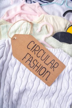 Kıyafet kiralama hizmetleri, çeşitli kadın, erkek ve çocuk kıyafetleri. Dairesel moda, sıfır sürdürülebilir yaşam tarzı konsepti, beyaz arka planda, alışveriş etiketli