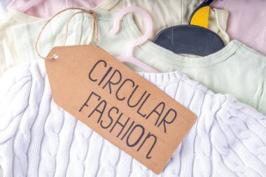 Kıyafet kiralama hizmetleri, çeşitli kadın, erkek ve çocuk kıyafetleri. Dairesel moda, sıfır sürdürülebilir yaşam tarzı konsepti, beyaz arka planda, alışveriş etiketli