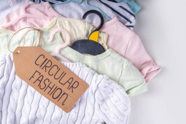 Kıyafet kiralama hizmetleri, çeşitli kadın, erkek ve çocuk kıyafetleri. Dairesel moda, sıfır sürdürülebilir yaşam tarzı konsepti, beyaz arka planda, alışveriş etiketli