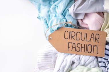 Kıyafet kiralama hizmetleri, çeşitli kadın, erkek ve çocuk kıyafetleri. Dairesel moda, sıfır sürdürülebilir yaşam tarzı konsepti, beyaz arka planda, alışveriş etiketli