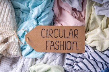 Kıyafet kiralama hizmetleri, çeşitli kadın, erkek ve çocuk kıyafetleri. Dairesel moda, sıfır sürdürülebilir yaşam tarzı konsepti, beyaz arka planda, alışveriş etiketli