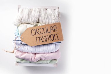 Kıyafet kiralama hizmetleri, çeşitli kadın, erkek ve çocuk kıyafetleri. Dairesel moda, sıfır sürdürülebilir yaşam tarzı konsepti, beyaz arka planda, alışveriş etiketli