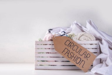 Kıyafet kiralama hizmetleri, çeşitli kadın, erkek ve çocuk kıyafetleri. Dairesel moda, sıfır sürdürülebilir yaşam tarzı konsepti, beyaz arka planda, alışveriş etiketli