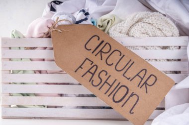 Kıyafet kiralama hizmetleri, çeşitli kadın, erkek ve çocuk kıyafetleri. Dairesel moda, sıfır sürdürülebilir yaşam tarzı konsepti, beyaz arka planda, alışveriş etiketli