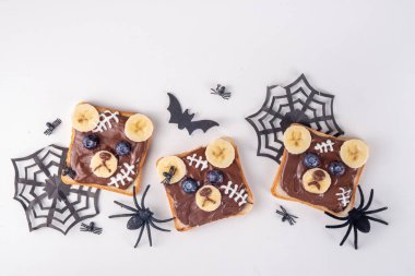 Komik cadılar bayramı ayısı tostları, fındık ezmeli, macunlu, muzlu ve eritilmiş marşmelovlu ya da yoğurtlu. Cadılar Bayramı 'nın yaratıcı öğle yemeği ya da Cadılar Bayramı örümcekleriyle yapılan kahvaltı tarifi