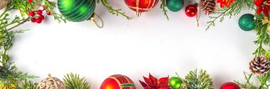 Noel ağacı dalları, köknar alacası, takılar, dekor ve xmas çiçekleri, üst görünüm kopyalama alanı