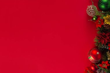 Noel ağacı dalları, köknar alacası, takılar, dekor ve xmas çiçekleri, üst görünüm kopyalama alanı