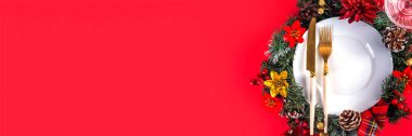 Noel ve Yeni Yıl sofrası. Tabak, çatal bıçak, çatal, çatal ve noel ağacı dalları, dekor ve takılar, üst görünüm fotokopi alanı. Xmas menüsü, davetiye, tebrik kartı düzlüğü 