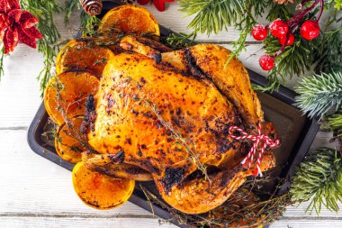 Noel ve Şükran Günü geleneksel pişmiş tavuk. Noel yemeği için tam kavrulmuş tavuk, portakal ve kekik ile, Noel 'de veya Şükran Günü süslemeli masa