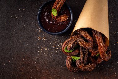 Kış Noel zencefilli çörek churros tatlı, İspanyol ve Meksika sokak yemekleri tarçınlı patates kızartması, şeker tozu ve çikolata soslu