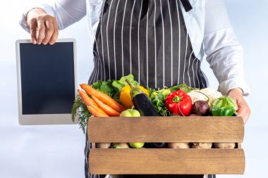 Çiftlik organik pazar alışverişi, yaz, sonbahar çiğ sebze ve meyveli ahşap kutu, çiftçi kadınların elleri beyaz arka planda.