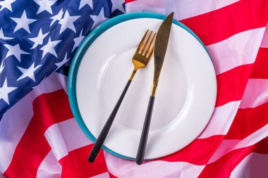 Amerikan vatanseverlik masası beyaz arka planda Amerikan bayrağı, plakası ve ulusal bayrak renkleriyle süslenmiş. Bağımsızlık Günü. Mutlu Anma Günü menüsü arka plan üst görünüm kopyalama alanı