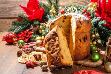 Geleneksel Noel panettone pastası. Kurumuş meyveler, baharatlar, Noel ağacı ve kırsal ahşap arka planda süslemeler. 