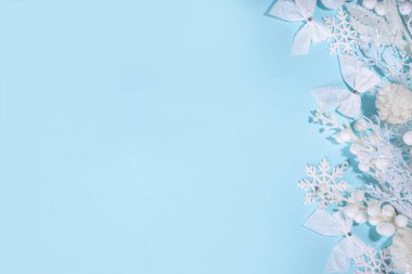 Beyaz ve mavi Noel geçmişi, Beyaz Noel konsepti. Mutlu Noeller, yeni yıl tebrik kartı, çerçeve, pankart. Noel. Şenlikli beyaz dallar, dekor, süsler, mavi arkaplan görünümü