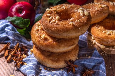 Geleneksel lezzet elma şırası yemeye hazır. Elmalı tarçınlı çörek, elmalı turta ve baharat, ahşap masa üzerinde servis edilir.
